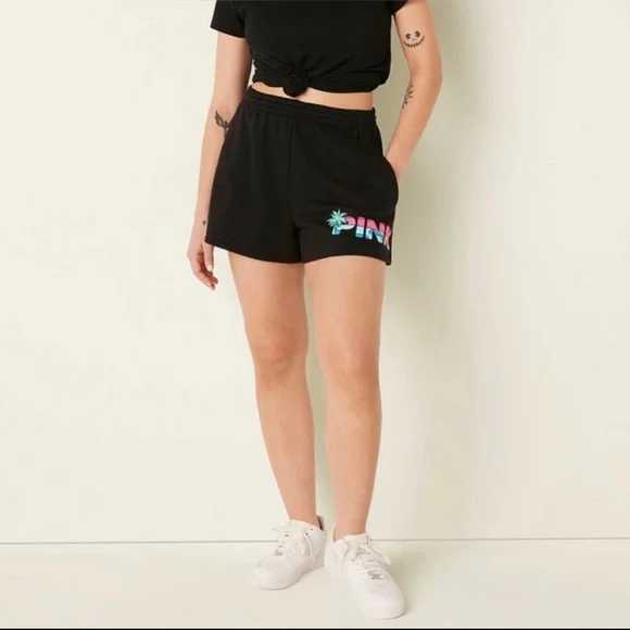 VS Pink SET Black Tropical Campus Tee & Black Tropical Shine 3.5 Campus Shorts